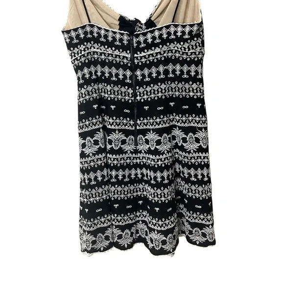 Alice & Olivia Roe Embroidered Fit Flare Mini Dress Tie Front Detail SZ 6 EUC - Picture 6 of 11